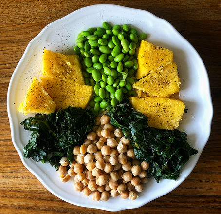 EDAMAME CON CECI ALLA CREMA DI SESAMO, POLENTA E CAVOLO KALE
