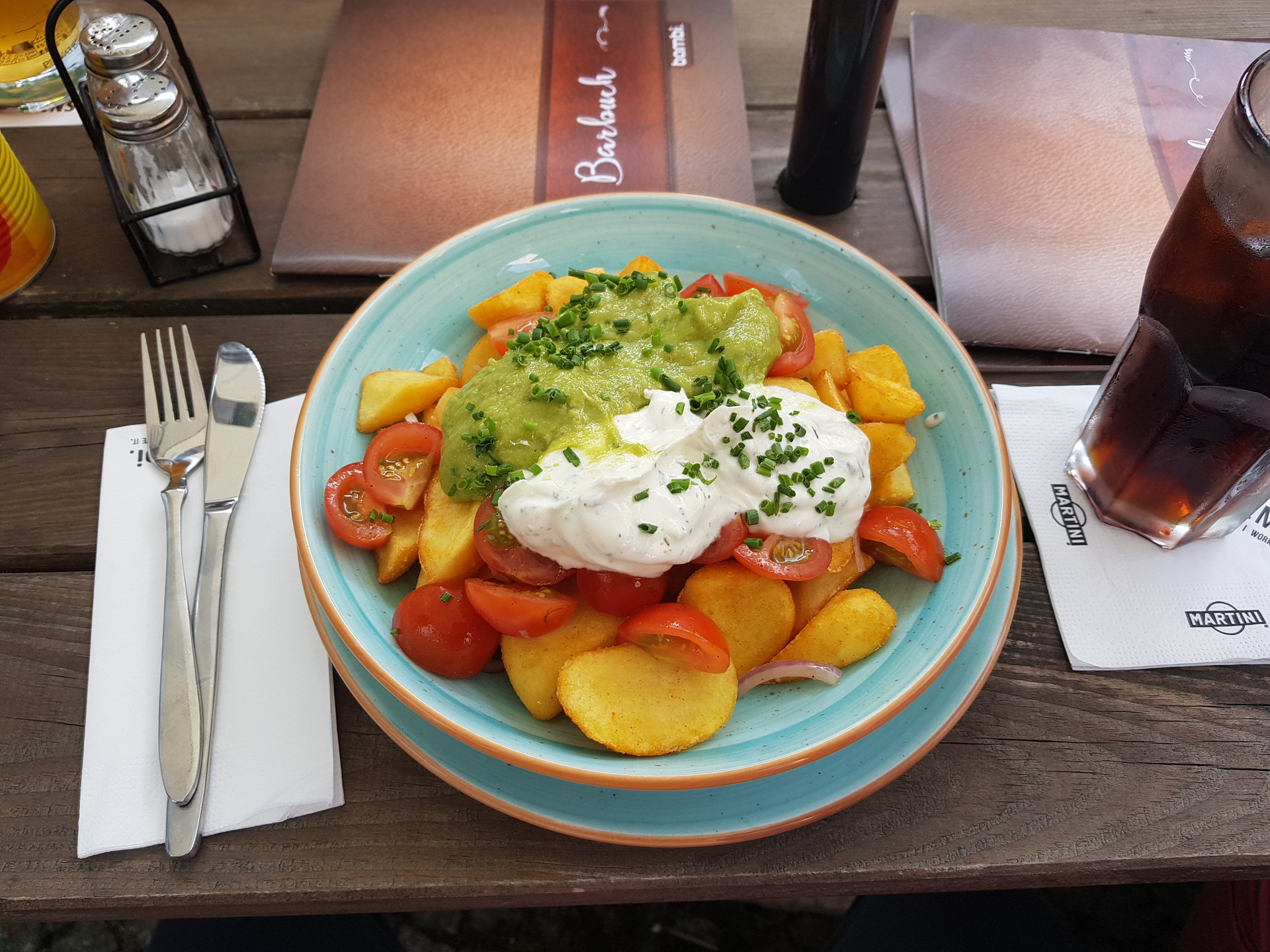 Bambis Cocktail Bar Paderborn- Patatas Bravas -Guacamole und Tomate content media
