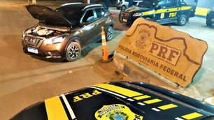 Seabra: Policiais rodoviários federais prendem pintor de 39 anos transitando com carro roubado.