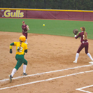 Defense and late inning heroics help SU SB go 4-0 on the weekend