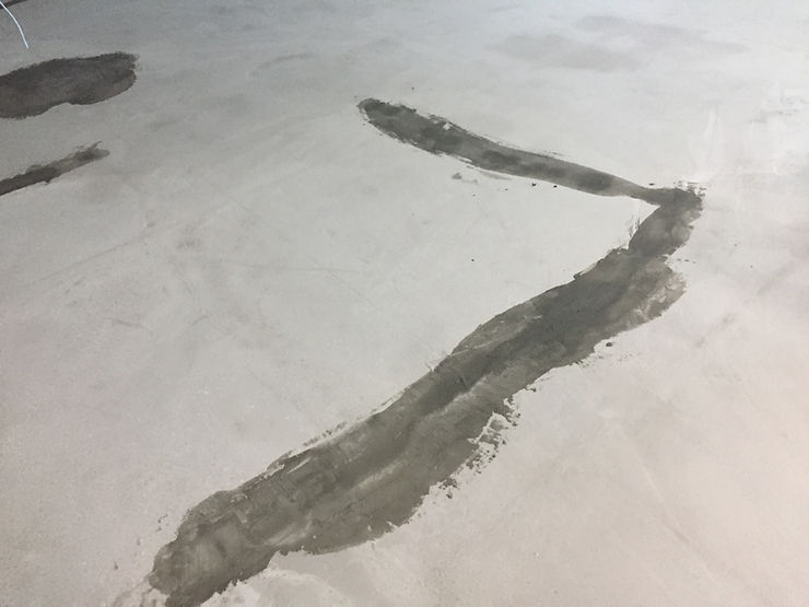 Resanado de huecos y grietas para posterior instalación de piso de pvc o vinil