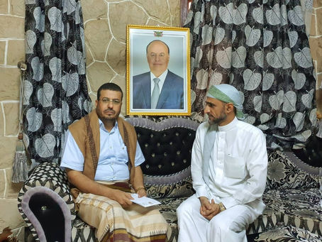 وزير الأوقاف والإرشاد
الدكتور أحمد عطية ..
يستمع من مدير عام الاوقاف بمحافظة تعز خالد البركاني ..