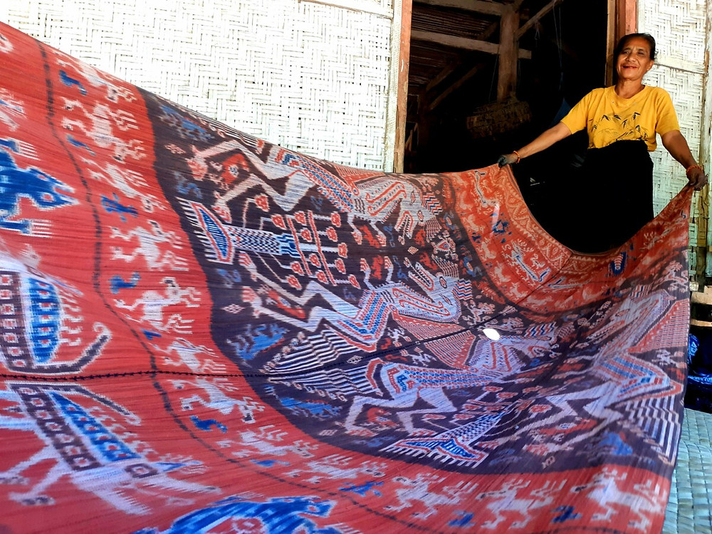 Seorang perempuan perajin tenun Sumba menunjukkan salah satu karya tenun tua berusia 100 tahun warisan orang tuanya seharga Rp 25 juta, Rabu (1/5/2019) di Sumba Timur, NTT.