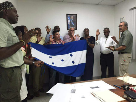 CARSON DILBERT, Y SU GABINETE MUNICIPAL, RECIBEN SU CREDENCIAL.