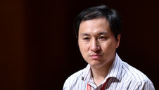 Cientista que declarou criar bebês editados geneticamente, desaparece. Última aparição em Hong Kong