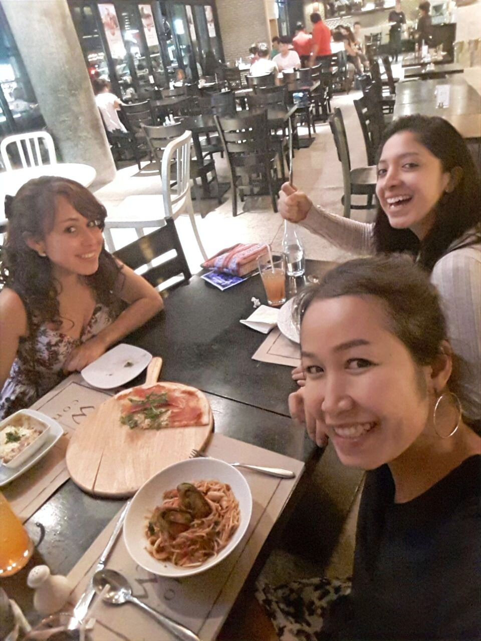 María en la parte superior derecha y Poocky a su lado, la primera vez que salimos juntas a comer.