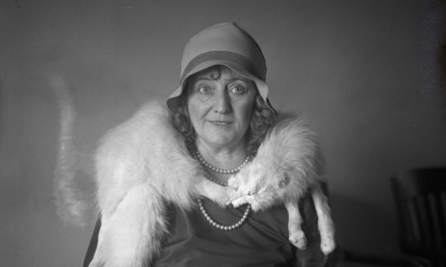 Вальбурга "Долли" Остеррайх (Walburga 'Dolly' Oesterreich), её "человек летучая мышь" и один из самых странных сексуальных скандалов в истории. Посмотреть полностью: http://www.spletnik.ru/blogs/govoryat_chto/134597_lyubovnik-na-cherdake