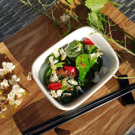 Sëlwerdaler asiatesch mat Robiniebléien