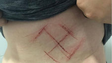 Mulher é agredida por usar camiseta com a expressão #EleNão