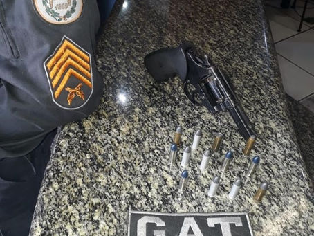 HOMEM É PRESO PORTANDO REVÓLVER ILEGALMENTE NO BAIRRO MADRESSILVA EM SAQUAREMA