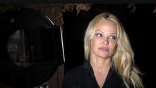 Atriz Pamela Anderson visita Assange na prisão e diz que ele é 'um homem inocente'