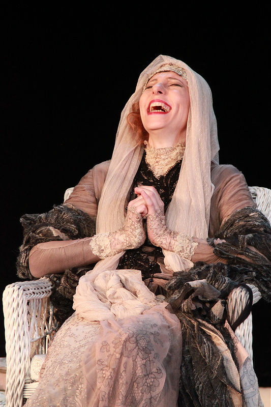 Юлия Рутберг в спектакле «Крик лангусты», фото Кристины Бабаевой