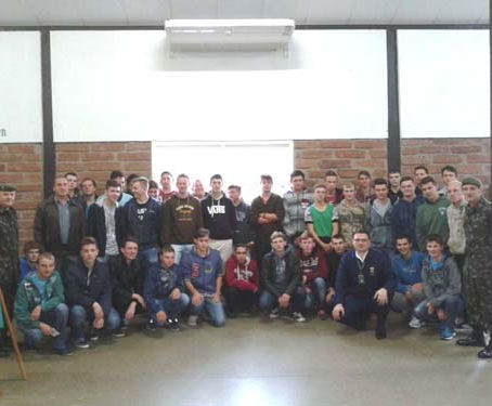 Jovens santa-clarenses prestam juramento à bandeira