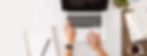 Bild von Händen am Laptop, daneben liegt ein Kalender