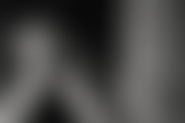 נמשכת לגברים צעירים מגילי..