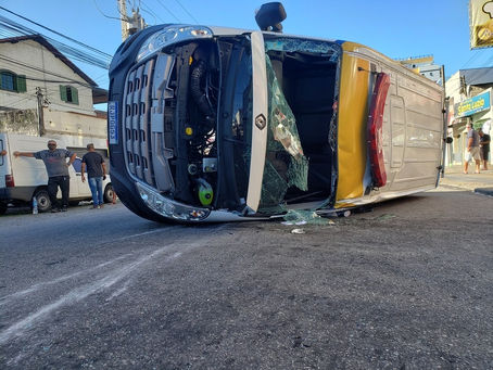 ACIDENTE ENVOLVENDO AMBULÂNCIA E CARRO DEIXA QUATRO PESSOAS FERIDAS EM CABO FRIO