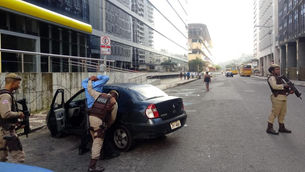 Bope conduz suspeito armado em motocicleta à Corregedoria.