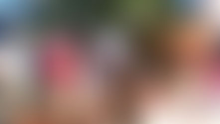 Policías municipales entregan mascarillas en el parque de Coxen Hole.