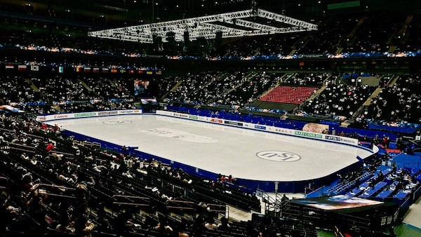 Εξαιρετική η ατμόσφαιρα στην Saitama Super Arena κατά τη διάρκεια του σύντομου προγράμματος στα ζευγάρια στην πρεμιέρα του Παγκοσμίου πρωταθλήματος