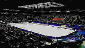 Εξαιρετική η ατμόσφαιρα στην Saitama Super Arena κατά τη διάρκεια του σύντομου προγράμματος στα ζευγάρια στην πρεμιέρα του Παγκοσμίου πρωταθλήματος