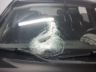 Mulher fica gravemente ferida após peça de caminhão se soltar e atingir carro