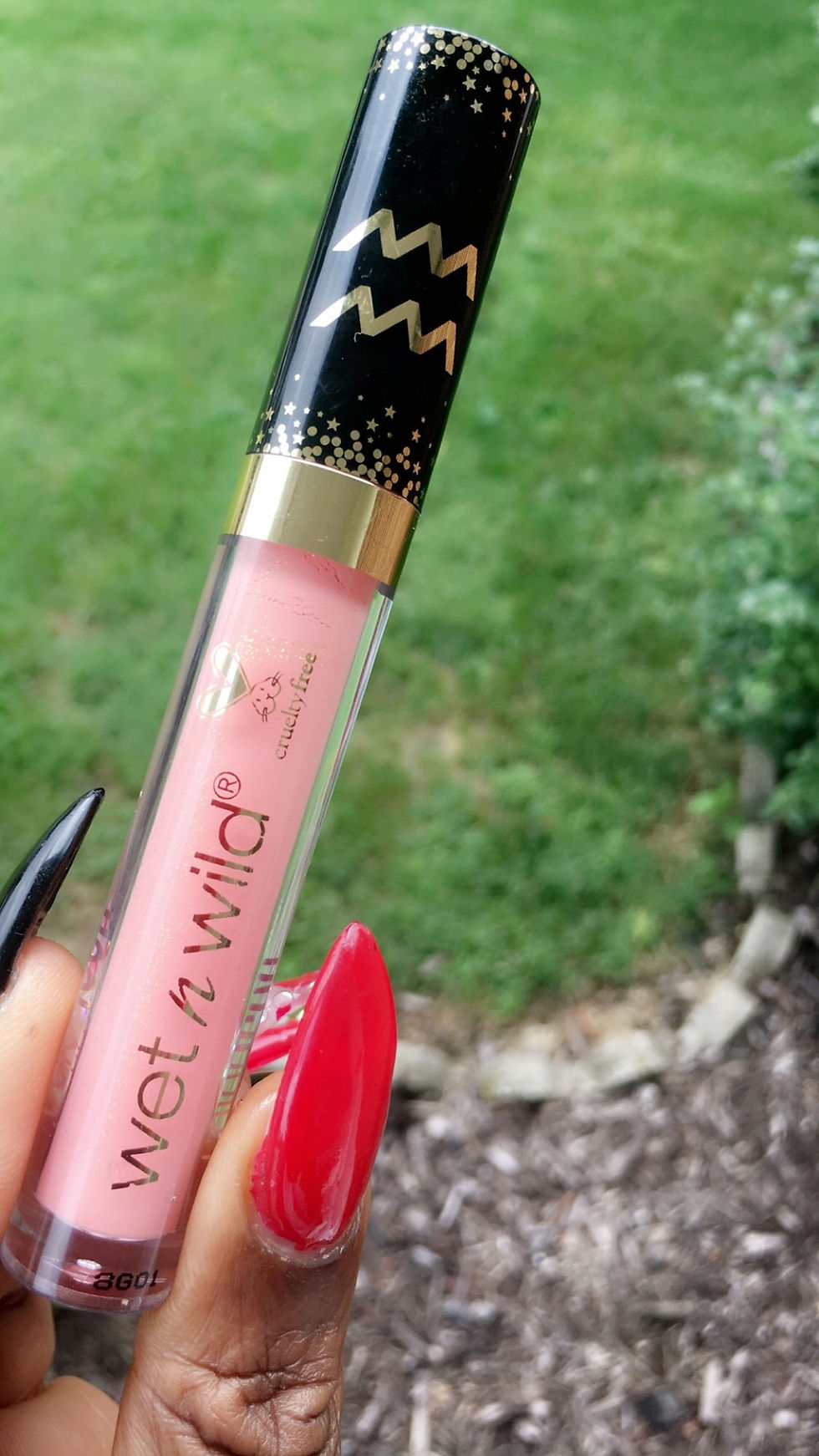BoojiBEE uses Wet ‘n’ Wild Astro lipgloss.