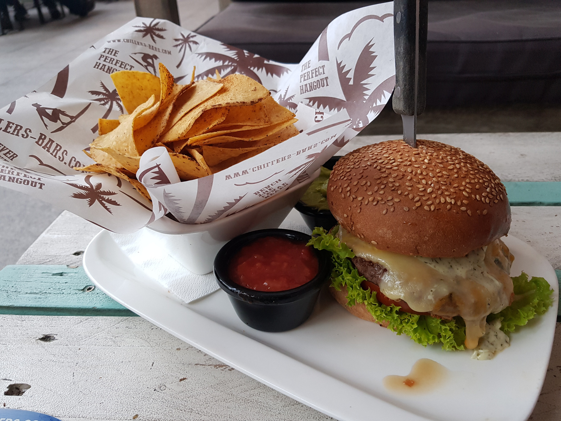 Chiller's California Style Bar- Wiesbaden. Nachos und Käseburger content media