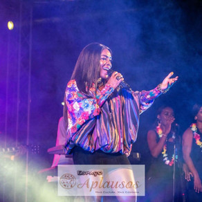 Sucessos de Pérola cantados no palco do Espaço Aplausos