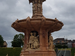 Can you see a social issue? (Re)Looking at everyday texts