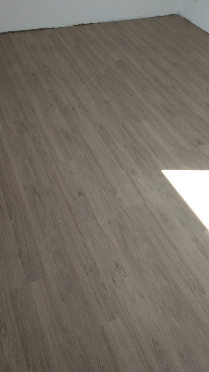 Piso laminado Carvalho Canela — foto 2