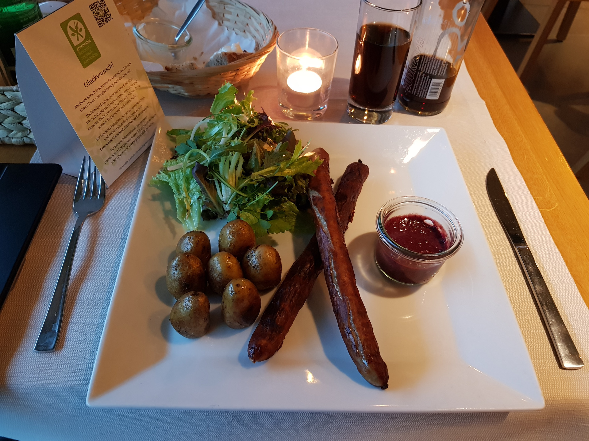 Wilhelms "im Wälder Haus"- Hamburg. Bratwurst - mit fruchtiger Sauße content media