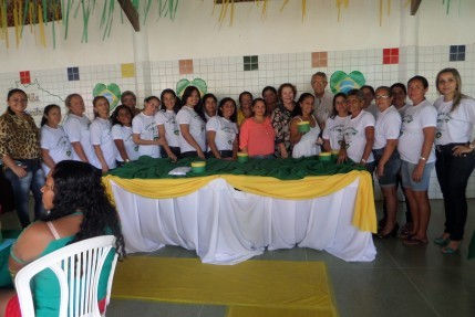 A ESCOLA SÃO RAFAEL, A CRECHE SÃO MIGUEL E OS EDUCADORES SOCIAIS HOMENAGEIAM TODAS AS MÃES
