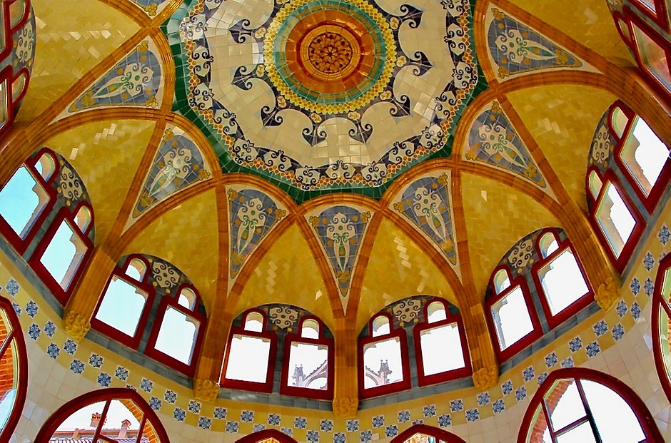 colorfully tiled ceiling in the Hospital de la Santa Creu i Sant Pau