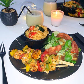 Brochettes de crevettes caramélisées accompagnées de riz aux légumes 