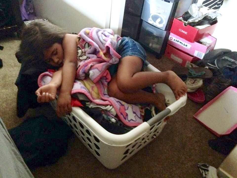 Child sleeping in a clothes basket | Photo Credit: @jackmovez
