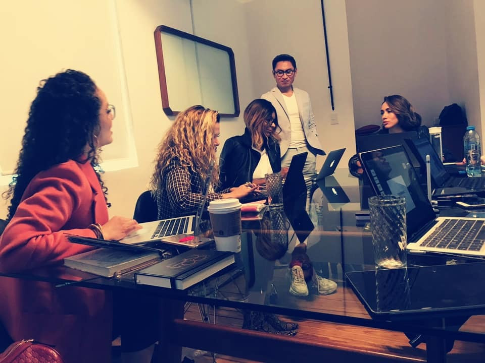 Antonio Estrada impartiendo taller de FASHION WEEK ACADEMY®