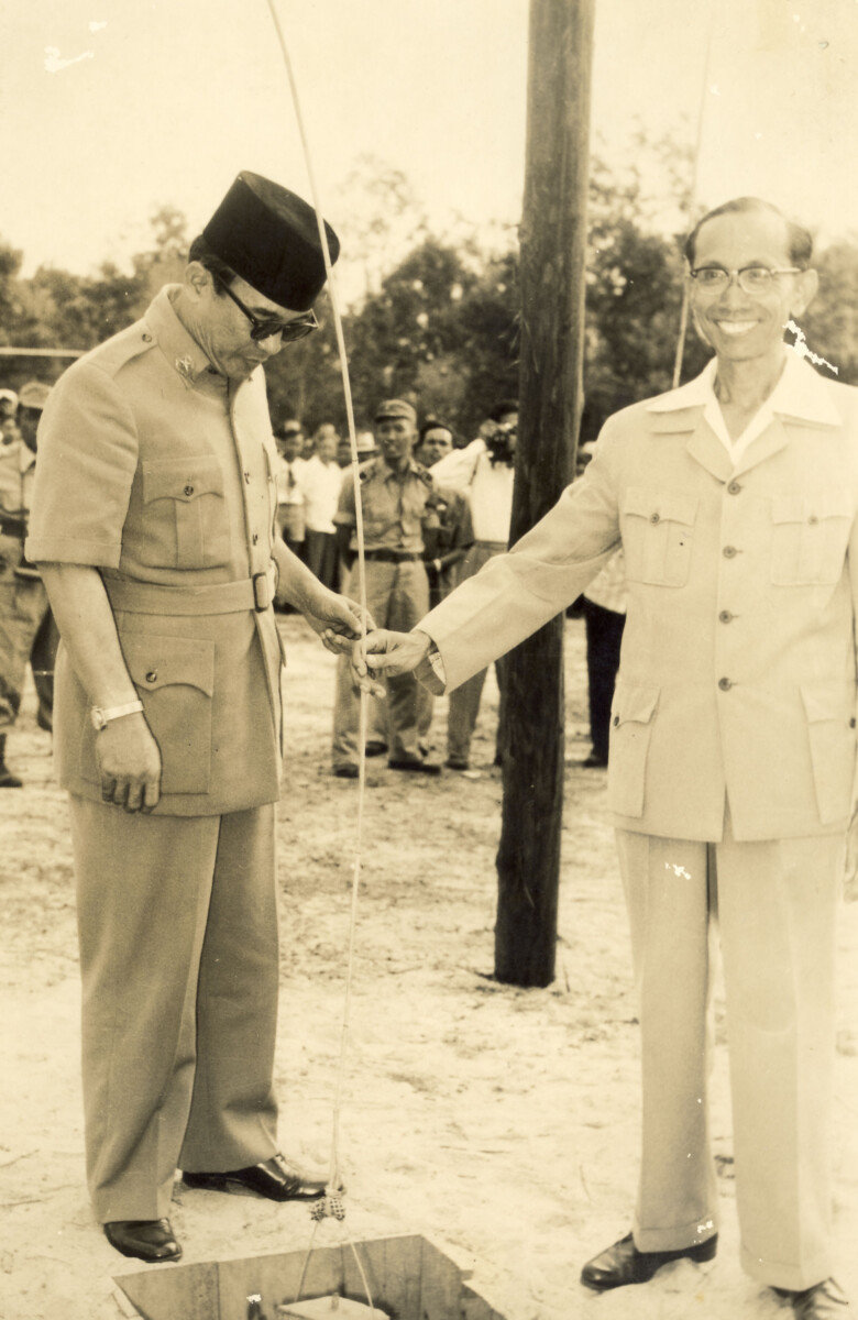 Presiden Soekarno beserta Menteri Pekerjaan Umum tengah memperhatikan batu pertama dari Ibu Kota Kalimantan Tengah Palangkaraya. Soekarno disebut-sebut pernah berniat memindahkan ibu kota Indonesia ke Palangkaraya.