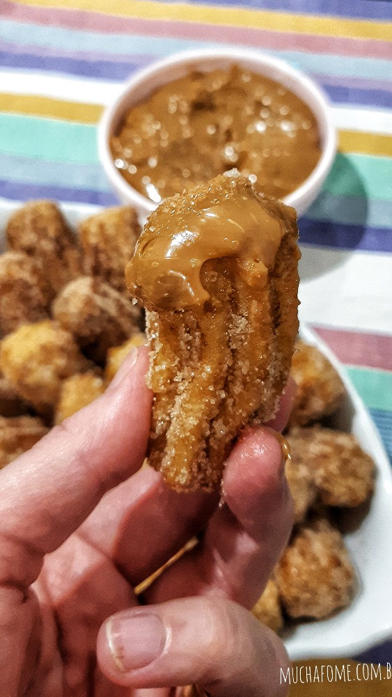 Churros caseiro com doce de leite