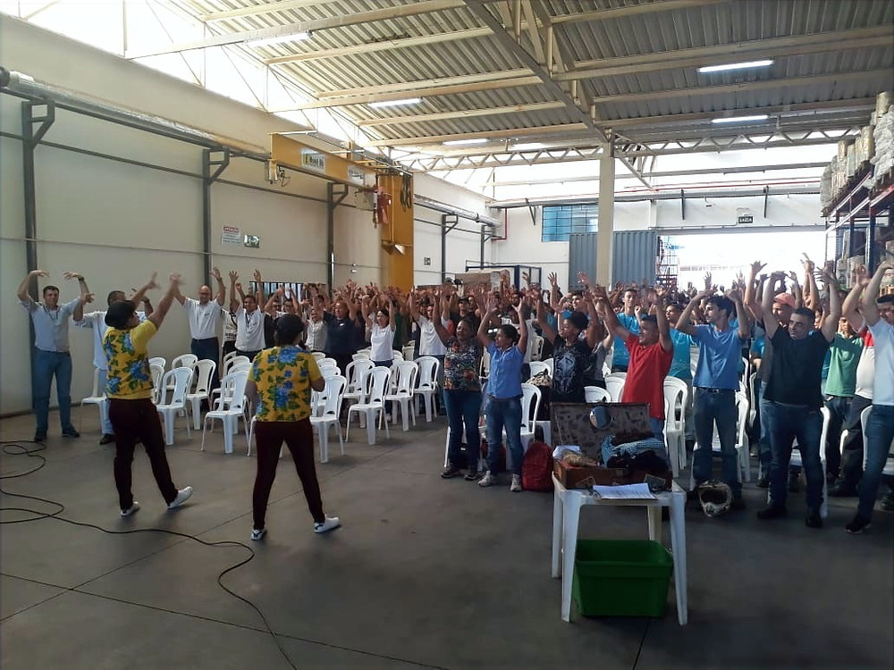 Cia. Traquitana durante a ginástica "acorda plateia"