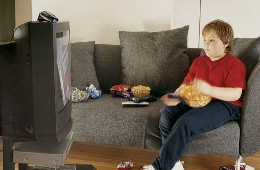 Actualmente se ve más a la población joven frente a una pantalla que realizando alguna actividad recreativa.