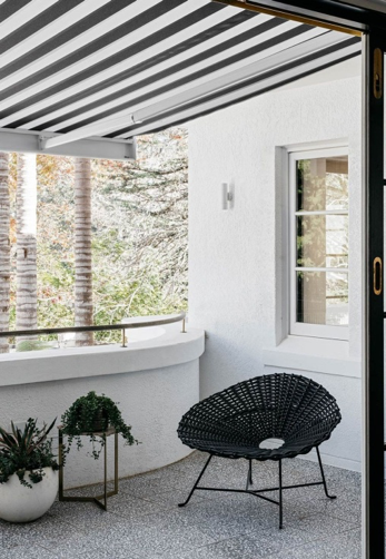 Want a modern balcony oasis? Then all you need to do is get hold of some statement-creating chairs and huge-scale planters.