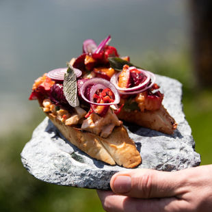 Tobulas sultingas sumuštinis su ypatinga vištiena ir karamelizuotomis slyvomis (Receptas)