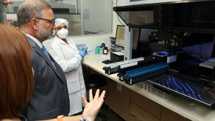 Governo anuncia investimento na ampliação do Laboratório Central do Estado.