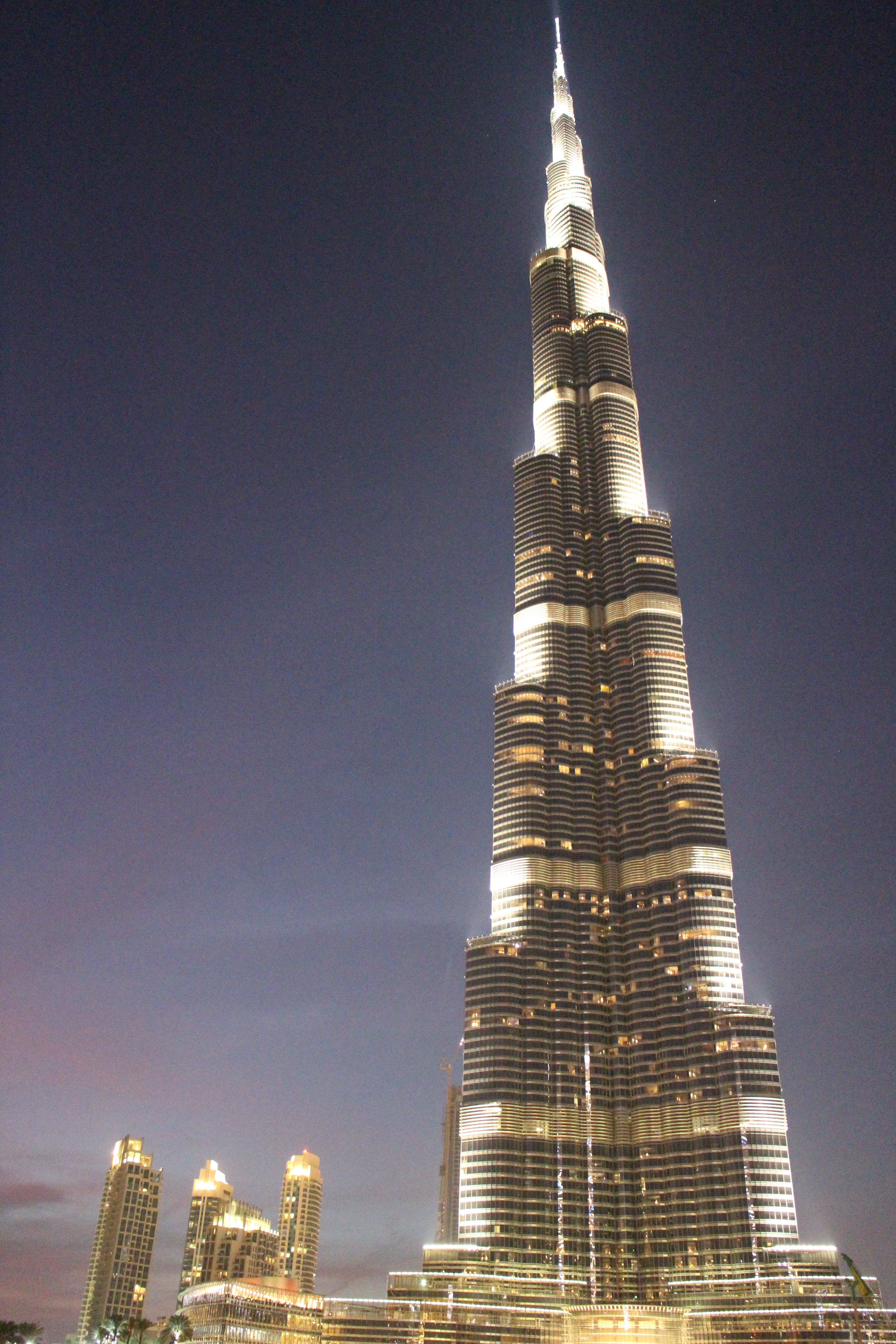 Trying to capture the full height of the Burj Khalifa | Odyssean