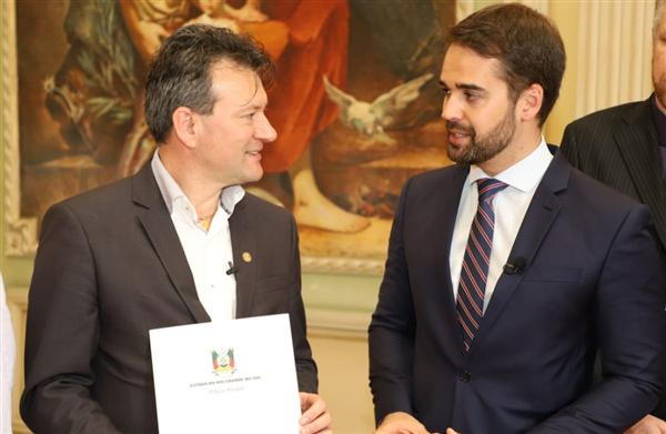 O deputado Dalciso Oliveira (E) comemorou a promulgação da lei que objetivou uma homenagem justa aos igrejinhenses.