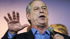 Ciro Gomes diz que Bolsonaro 'supõe que o povo é burro, incapaz de saber o que é socialismo'
