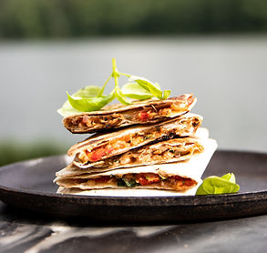 „Tacos“, įdaryti konservuotu tunu ir sūriu – trašku išorėje, tįstantis įdaras viduje