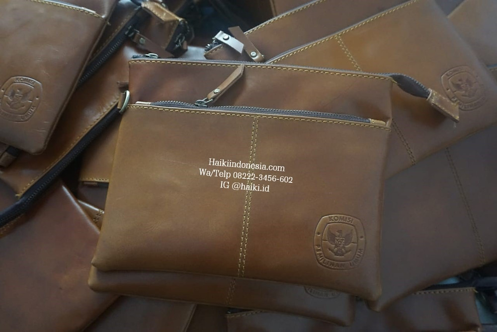 Souvenir perusahaan clutch kulit asli