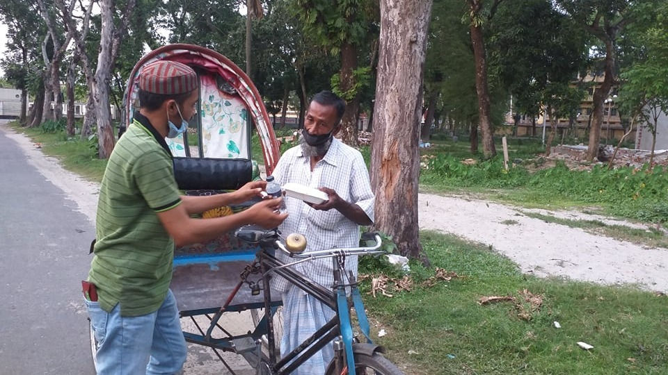 ঝালকাঠি বাইক রাইডারস এ-র সামান্য ইফতার তুলে দেওয়া
