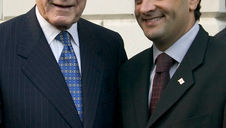 O encontro de George Bush pai e Aécio Neves